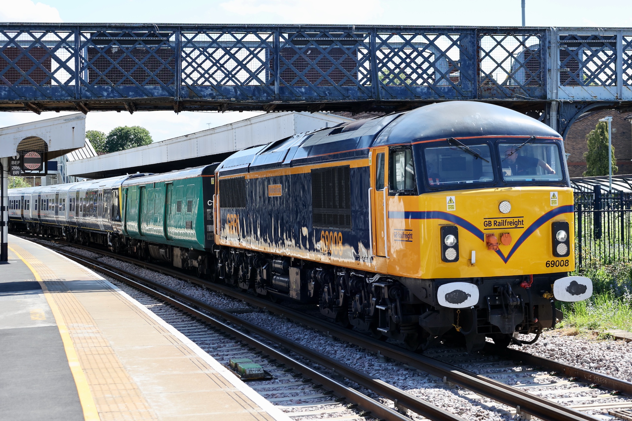 GBRf 69008 leading