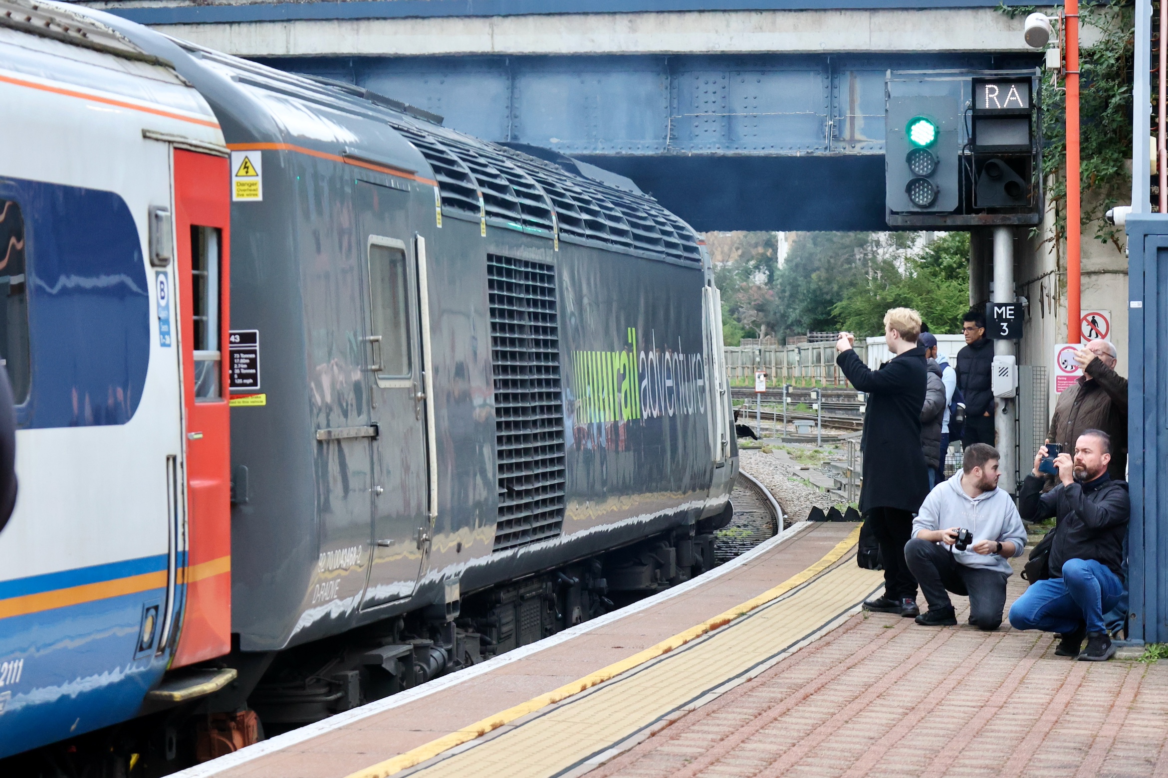43468 passing under the footbridge at the end of the platforms